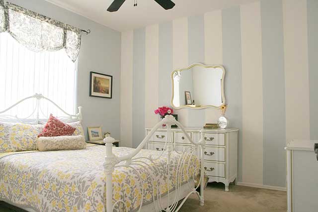 Полосатые обои в спальне